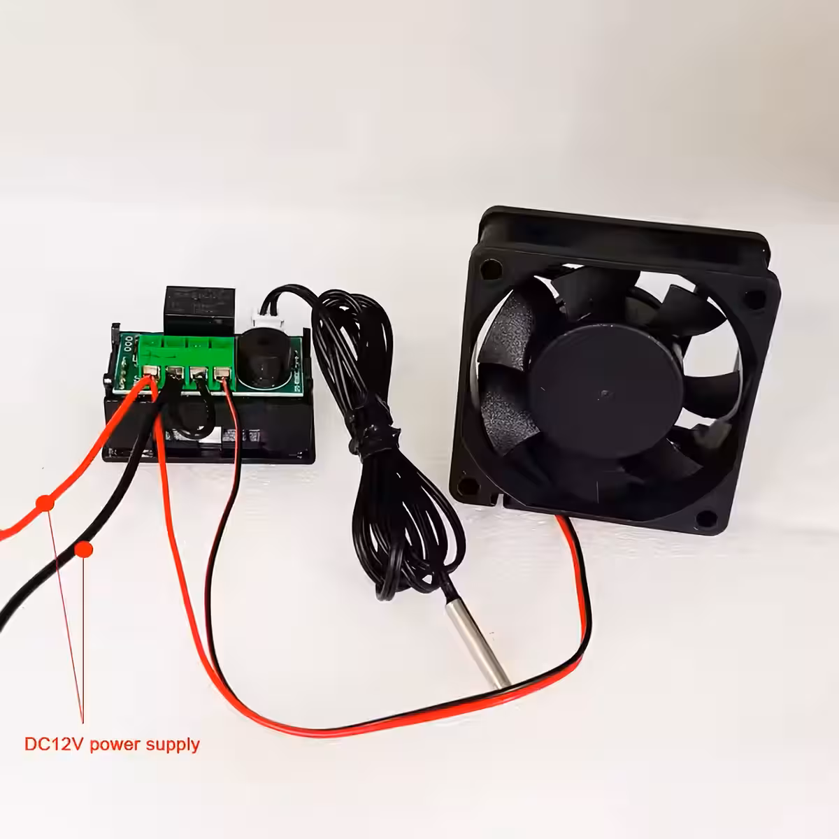 Příklad připojení ventilátoru k termostatu pro regulaci teploty