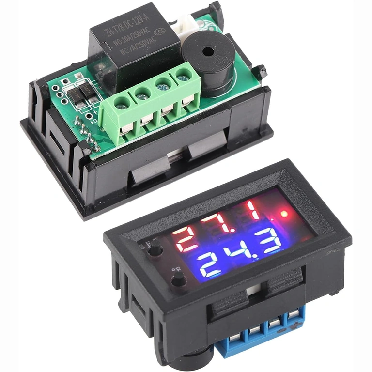Termostat – pohled zepředu a zezadu Pohled na přední a zadní stranu digitálního termostatu s displejem a svorkami