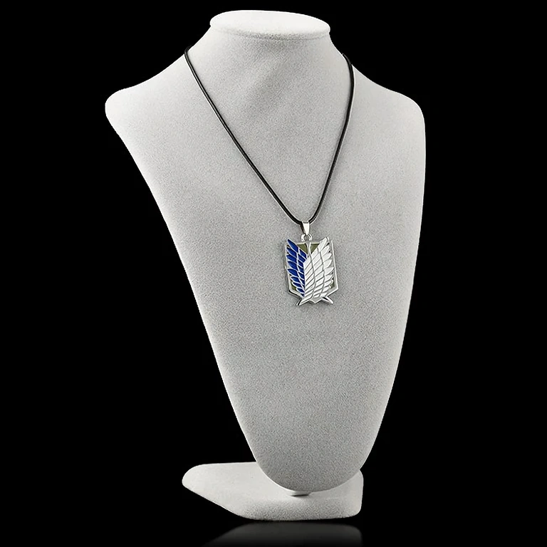 Stříbrný náhrdelník s medailonem Attack on Titan – ideální pro anime fanoušky