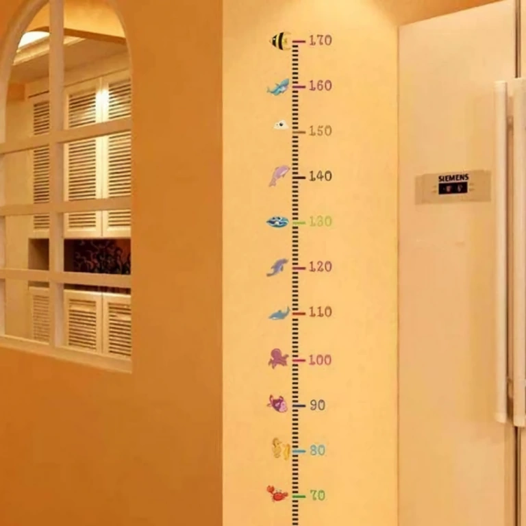 Nástěnný výškoměr pro dětský pokoj Barevný nástěnný výškoměr – ideální do dětského pokoje