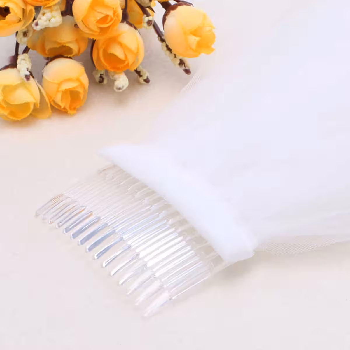 Impozantní dlouhý závoj s hřebenem – královský svatební styl