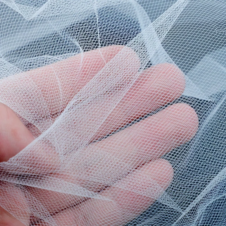 Bílý závoj upevněný hřebenem, ideální pro volné účesy nebo drdol