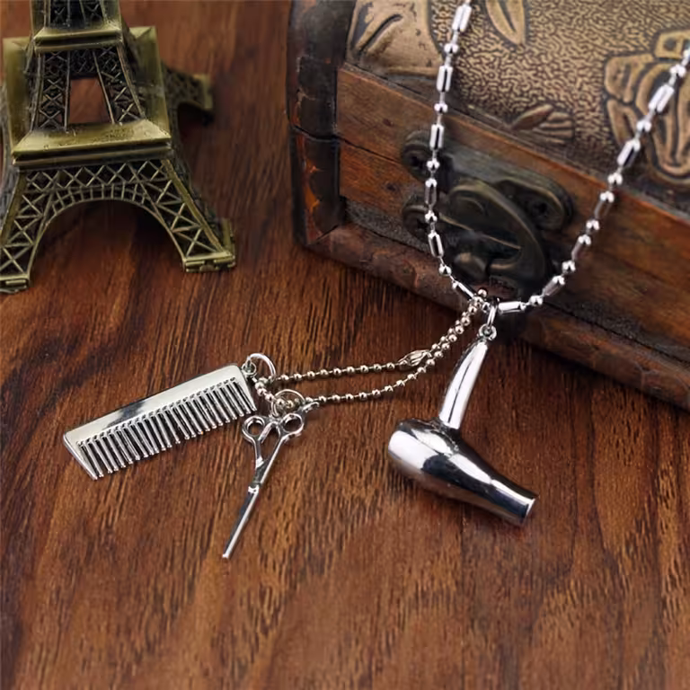 Řetízek přívěsek pro kadeřníka s nůžkami, hřebenem a fénem – dárek pro barber & hairstylistu