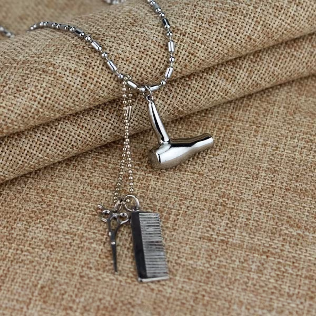 Charms pro holičství na kovovém řetízku – nůžky, hřeben, fén