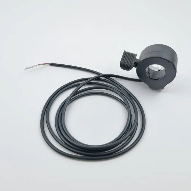 Detail kabelů rukojeti zrychlení: červený 5V, černý GND, zelený signál