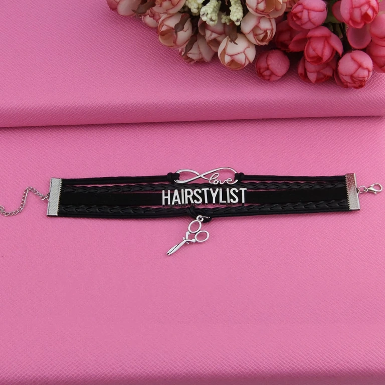 Kožený náramek pro městský nebo profesionální barbershop outfit