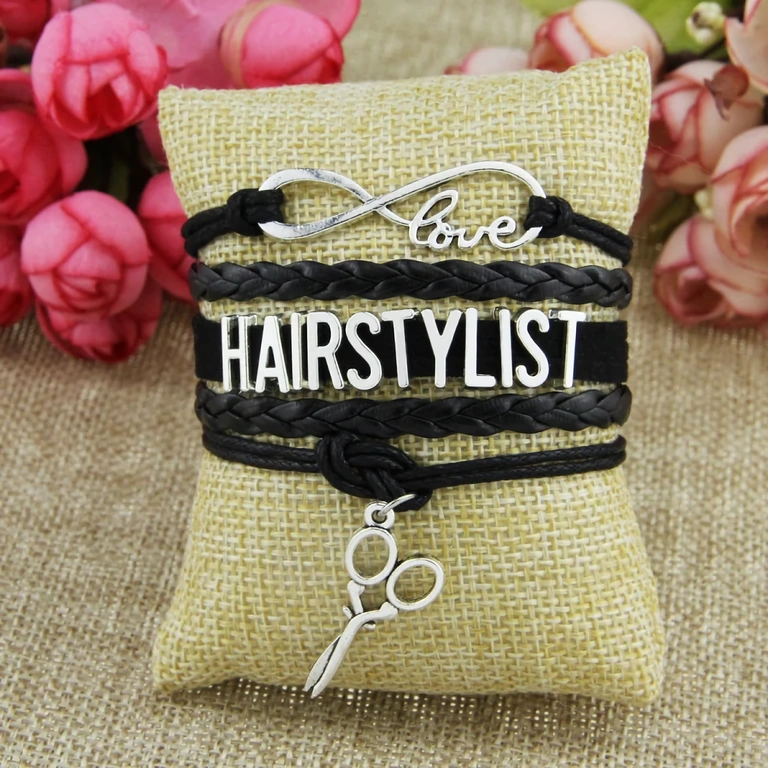 Dekorativní náramek s nástroji specifickými pro holiče