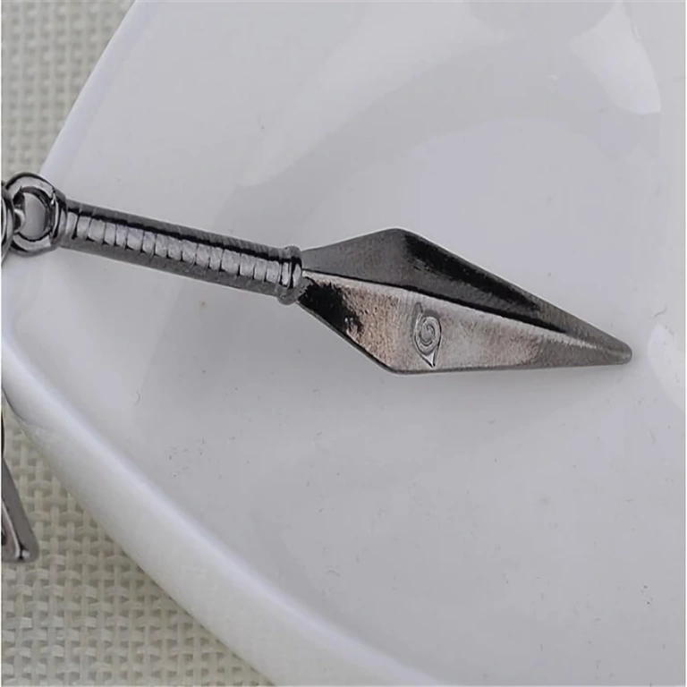 Kovový přívěsek Kunai s koženým řetízkem