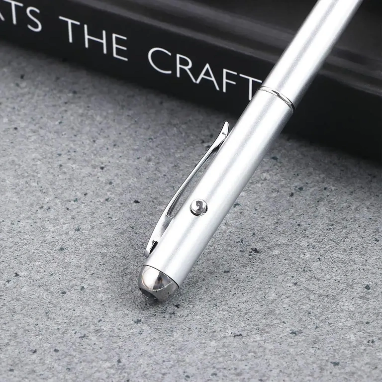 Stříbrné pero s integrovaným světlem pro zprávy viditelné ve tmě