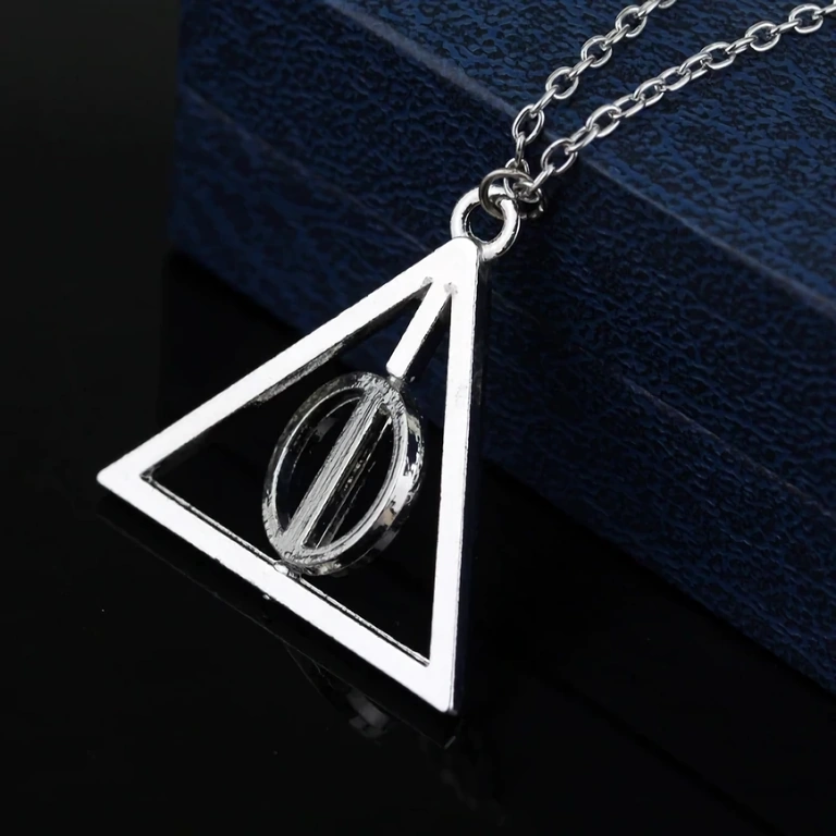 Stříbrný medailon se symbolem Deathly Hallows