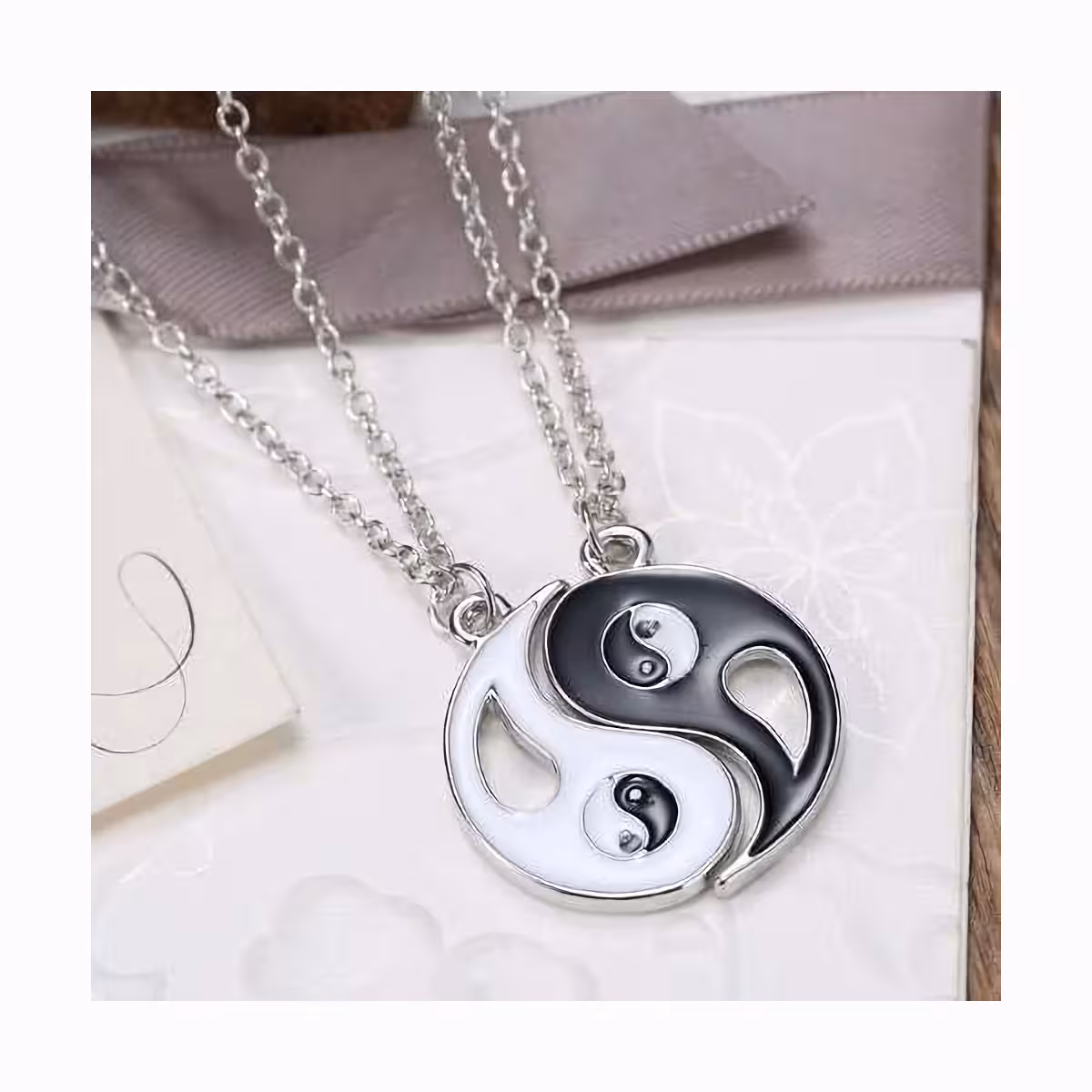 Medailon s hlubokým významem – přitažlivost protikladů