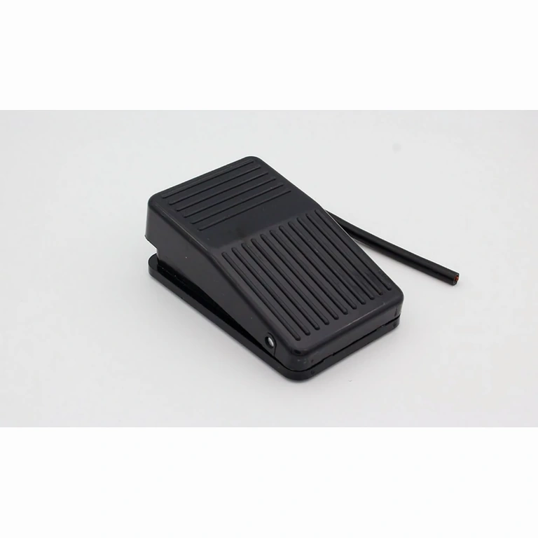 Elektrický spínač s jedním NO+NC kontaktem pro přístroje