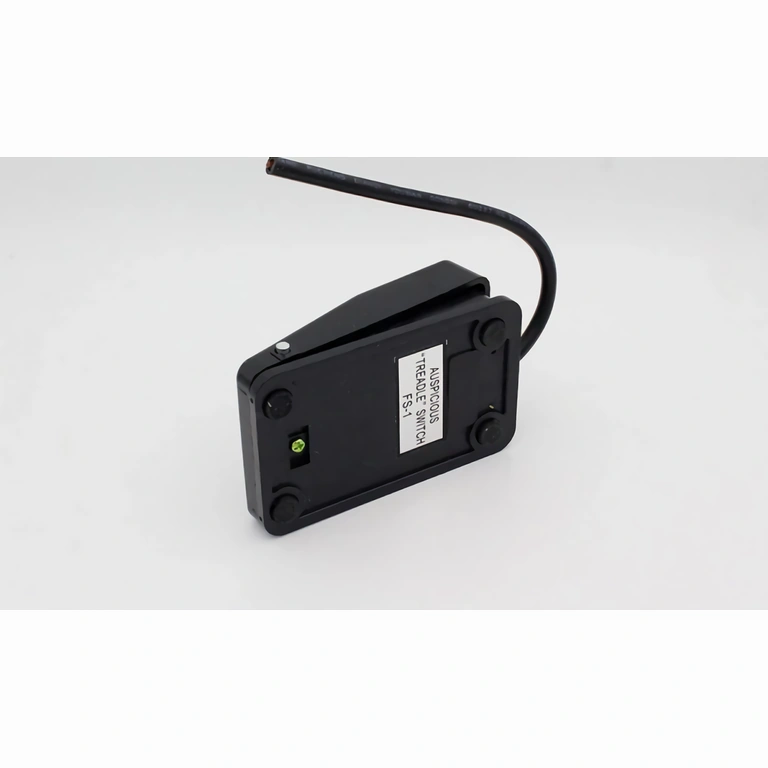 Elektrický spínač s pedálem namontovaný na kabelu