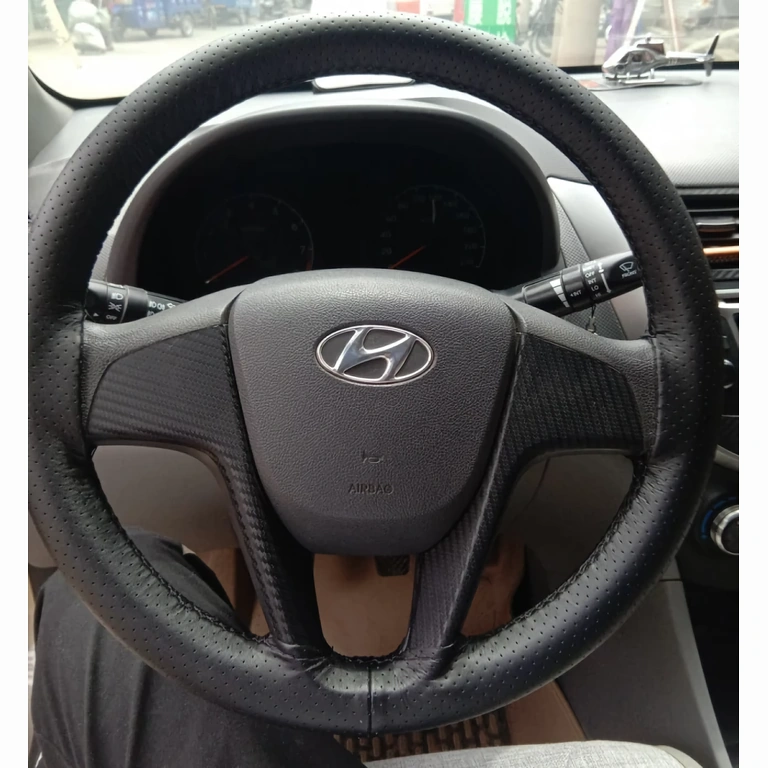 Černý kožený obal s protiskluzovou strukturou pro pohodlné řízení