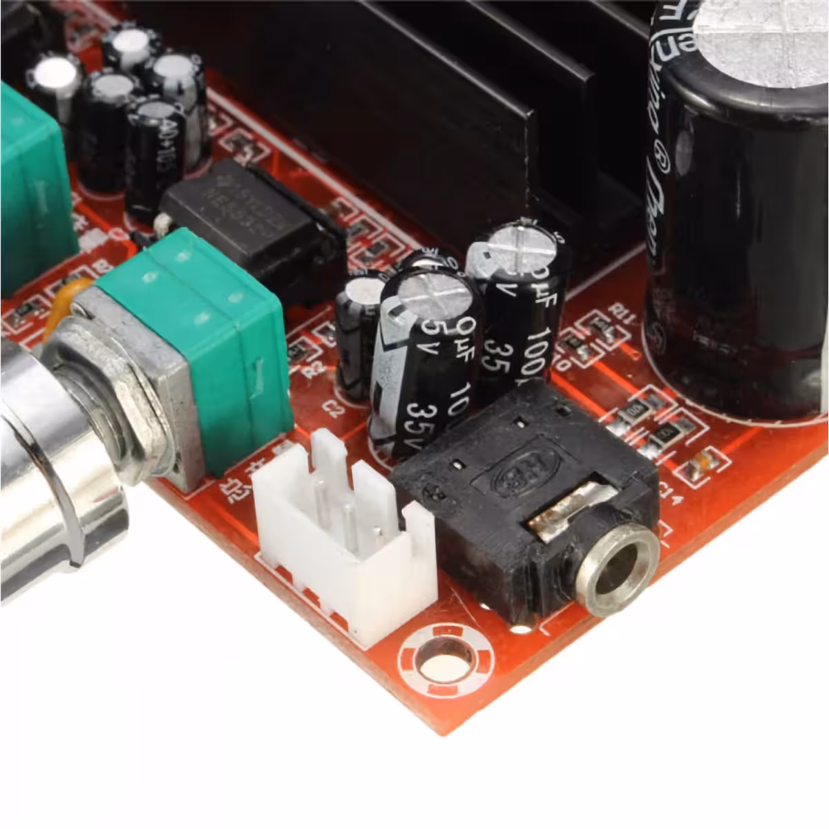 Napájecí porty a výstupy reproduktorů na zadní straně modulu XH-M139