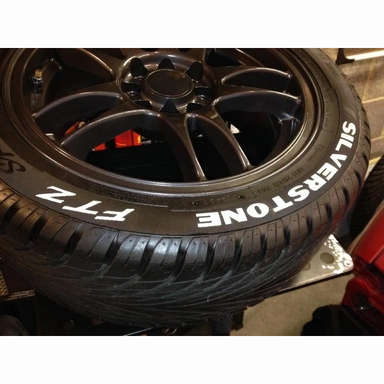 Trvalý bílý fix s rychlým schnutím pro jasné psaní