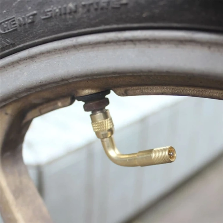 Úhlový prodlužovač pro snadné nafukování kol