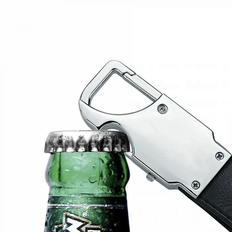 Kožený přívěšek s otvírákem na láhve Černý kožený přívěsek s integrovaným otvírákem lahví