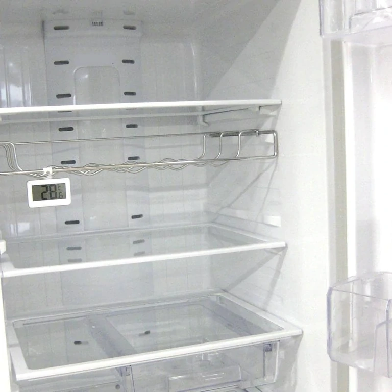 Elektronický teploměr odolný proti vlhkosti v koupelně nebo kuchyni