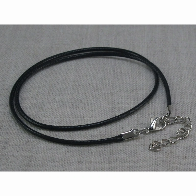 Náhrdelník s růženínem a koženým řetízkem – léčivý kámen Přívěsek s růžovým krystalem a koženou šňůrkou – jemná a ochranná energie