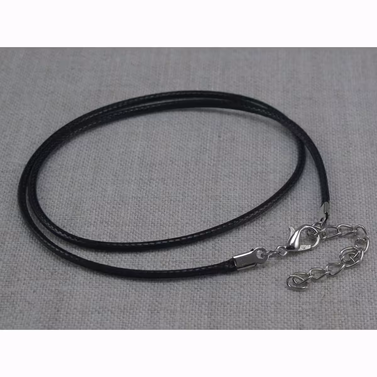 Přívěsek s růžovým krystalem a koženou šňůrkou – jemná a ochranná energie