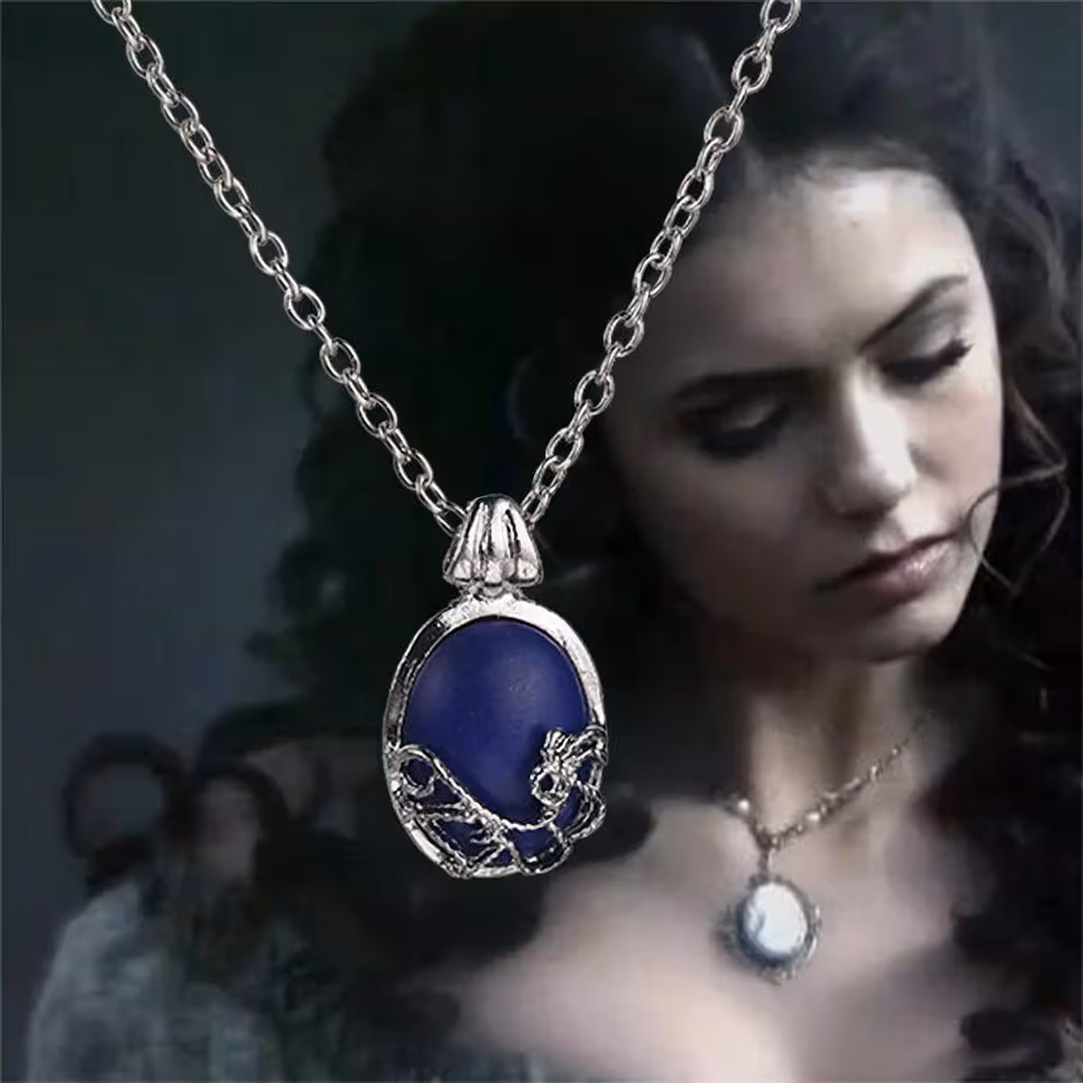 Řetízek s přívěskem Lapis Lazuli, který nosila Elena Gilbert v The Vampire Diaries