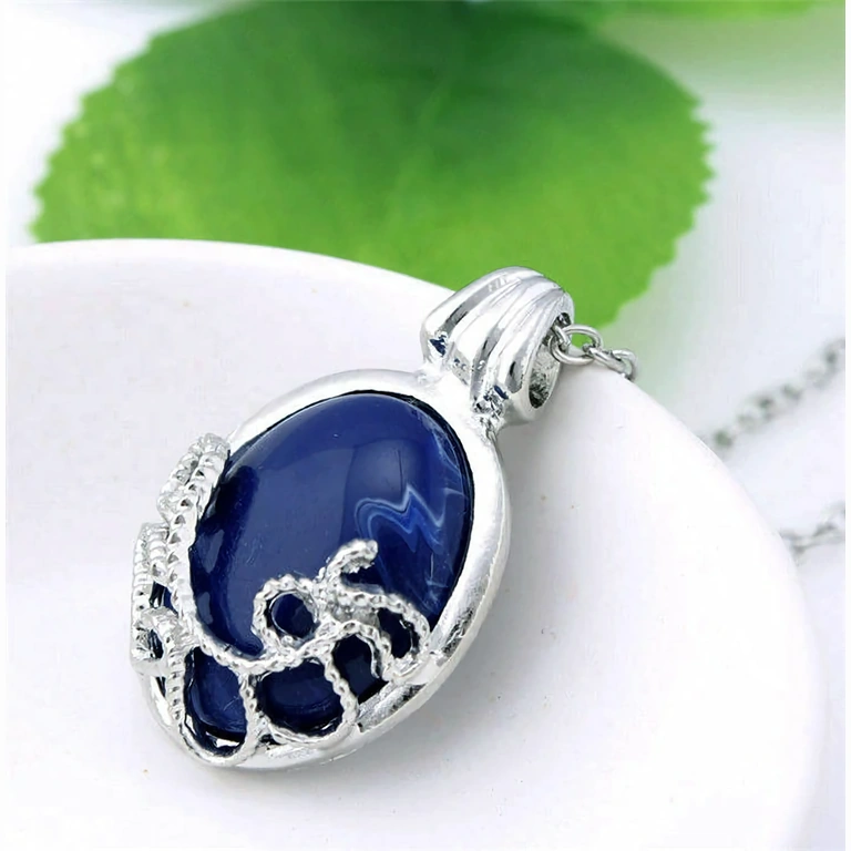 Řetízek Elena s kamenem Lapis Lazuli Přívěsek Lapis Lazuli s pozlaceným řetízkem, inspirovaný postavou Eleny Gilbert