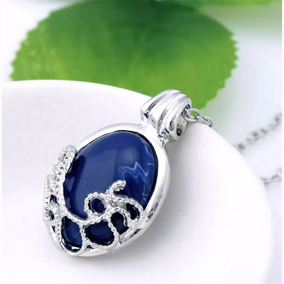 Přívěsek Lapis Lazuli s pozlaceným řetízkem, inspirovaný postavou Eleny Gilbert