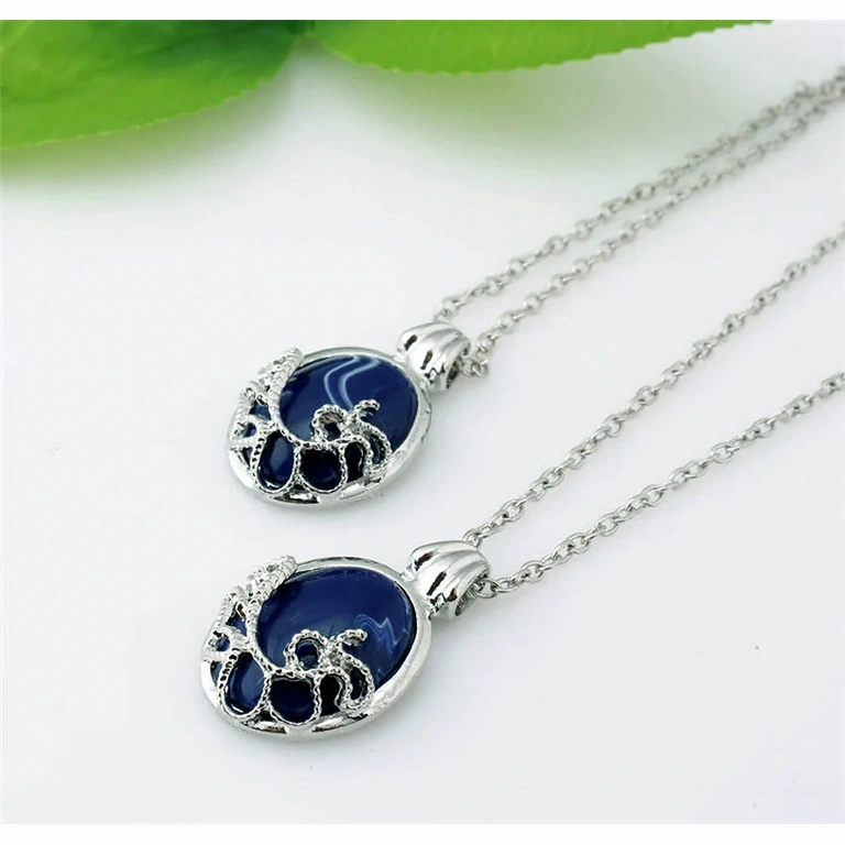 Náhrdelník kámen ochrany proti upírům Náhrdelník s kamenem Lapis Lazuli používaným k ochraně před upíry na denním světle