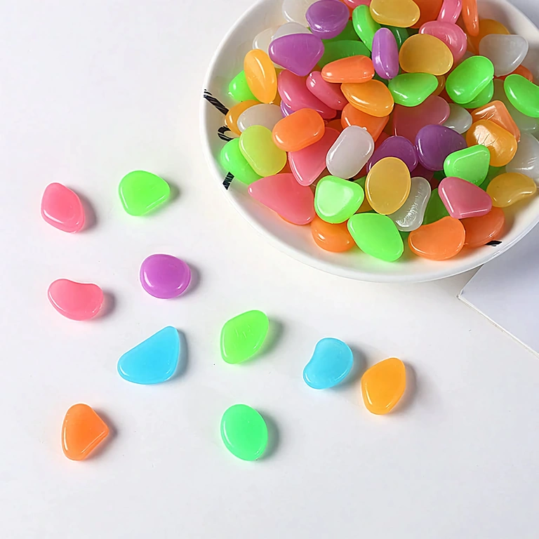 Dekorativní balíček se 100 fosforeskujícími kameny