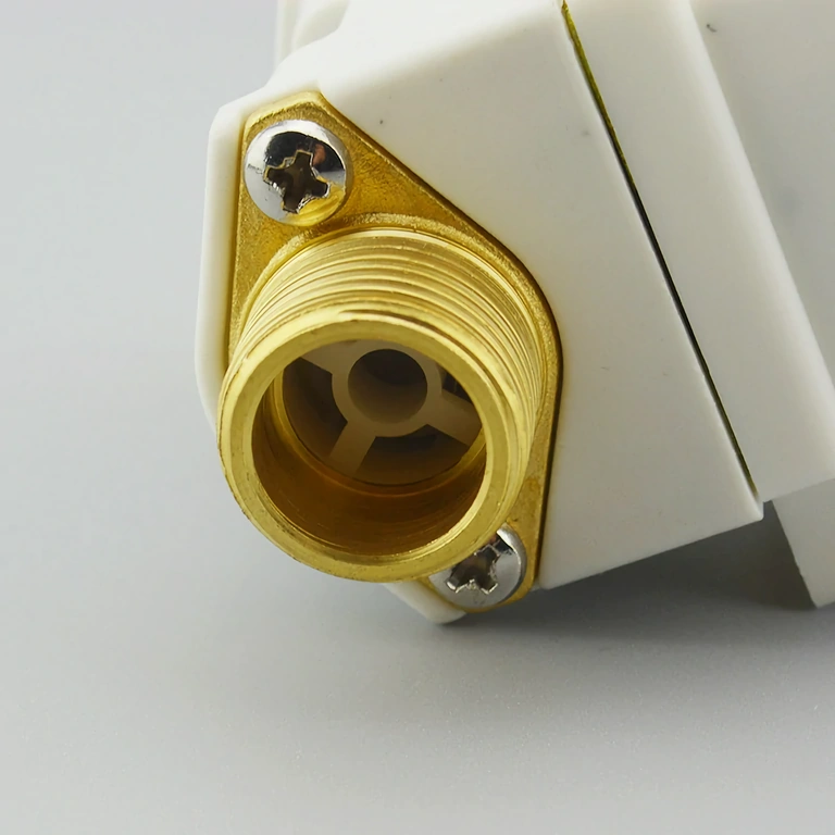 Normálně zavřený ventil pro vodu 12V s přípojkou ½ palce, ideální pro solární systémy