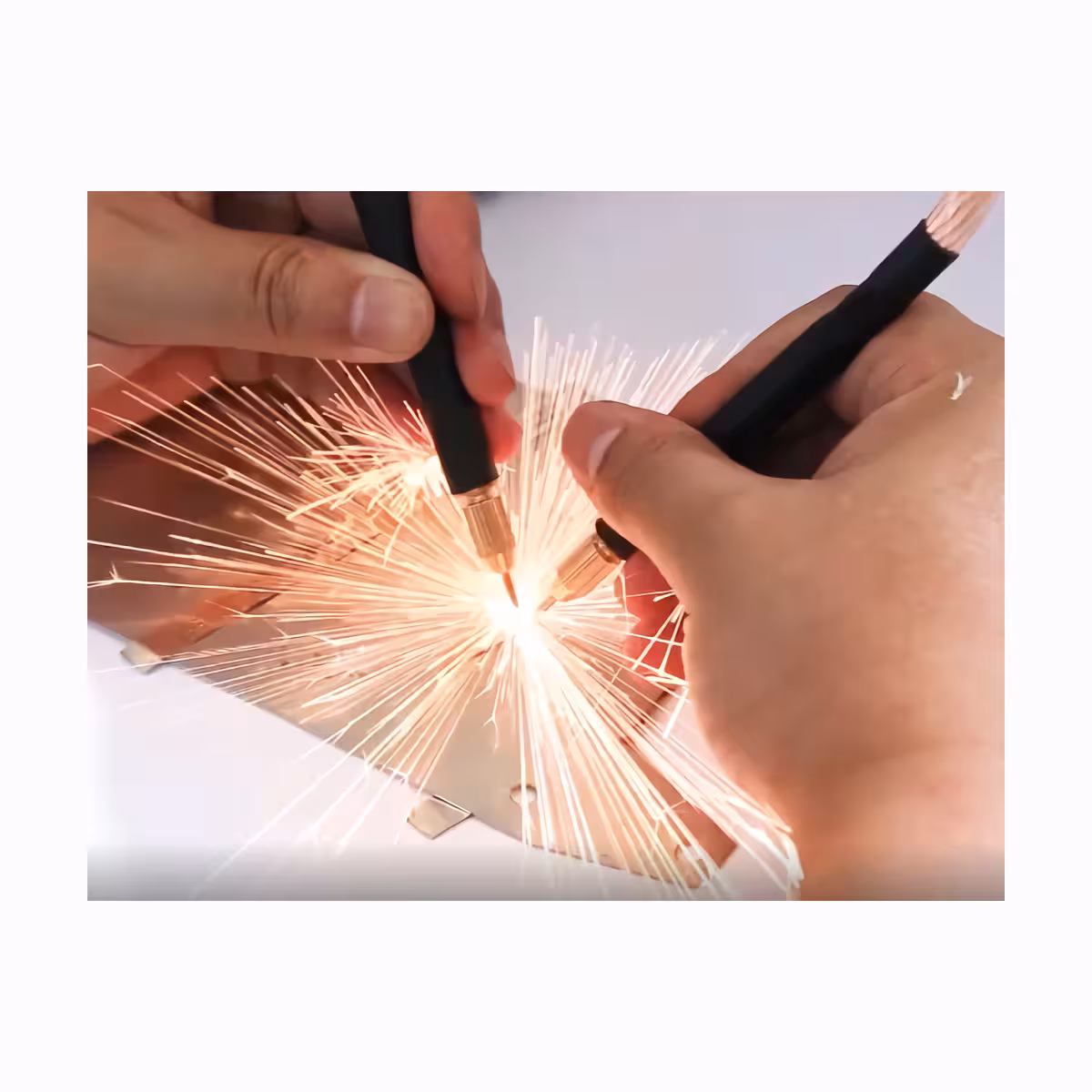 Zařízení pro bodové svařování niklových pásků 18650