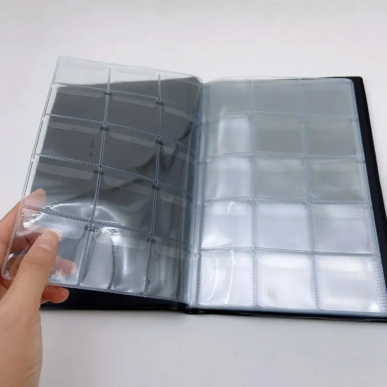 Album s mřížkami a záklopkami pro bezpečné uchycení mincí