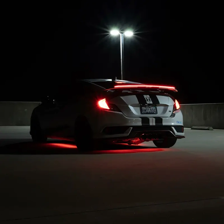 Spoiler s LED pásem pro brzdové světlo na kufru Spoiler s LED světlem pro brzdové světlo montované na kufru