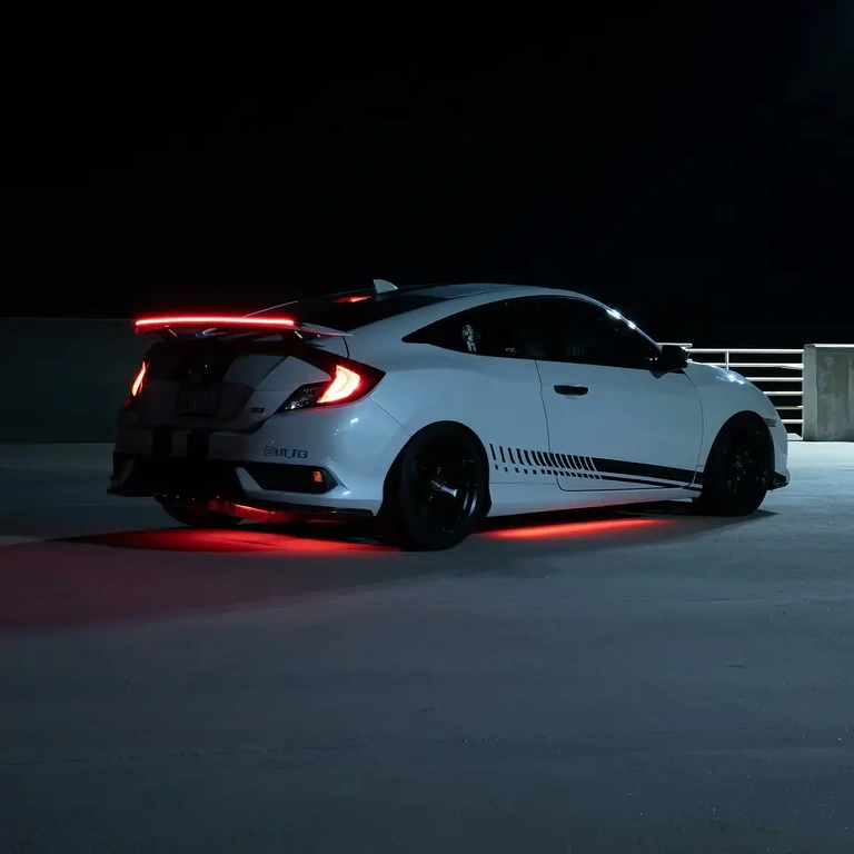 Sportovní spoiler pro auto s LED pásem Sportovní spoiler s integrovaným LED páskem pro brzdové světlo