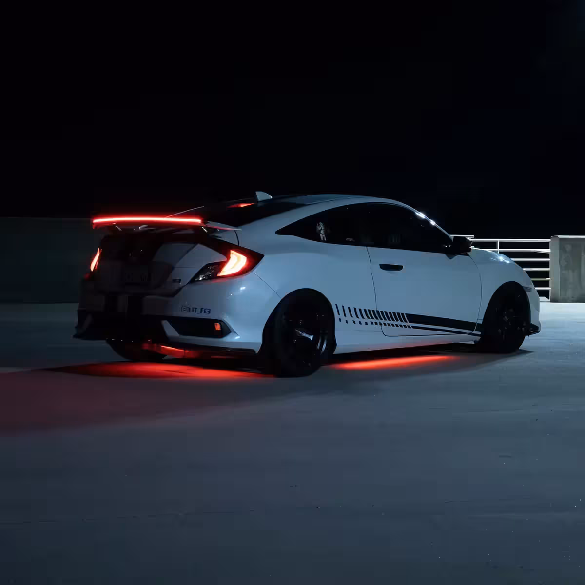 Sportovní spoiler s integrovaným LED páskem pro brzdové světlo