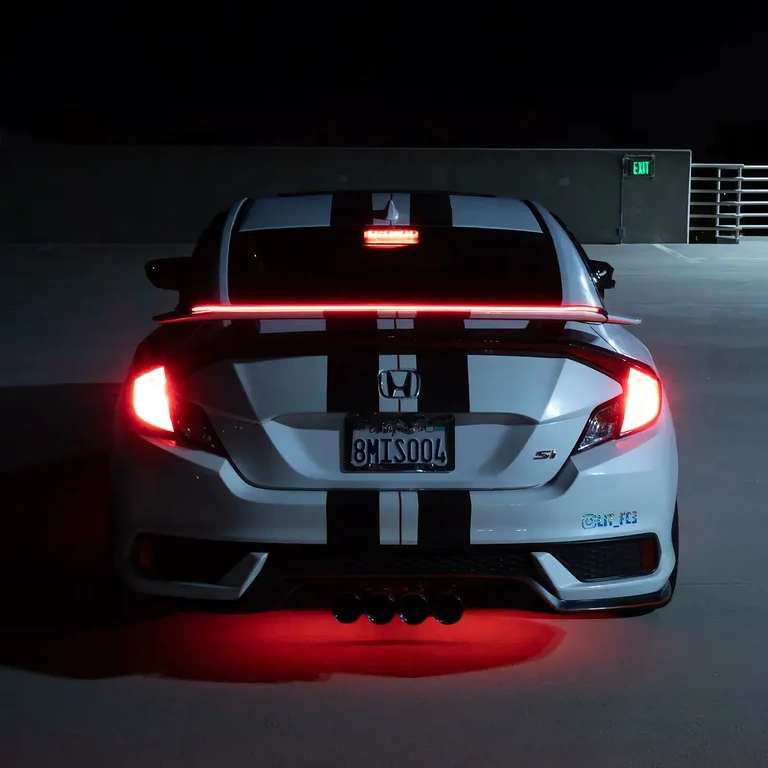 Kufrový spoiler s LED páskem z karbonu Spoiler na kufr s LED páskem a integrovaným brzdovým světlem