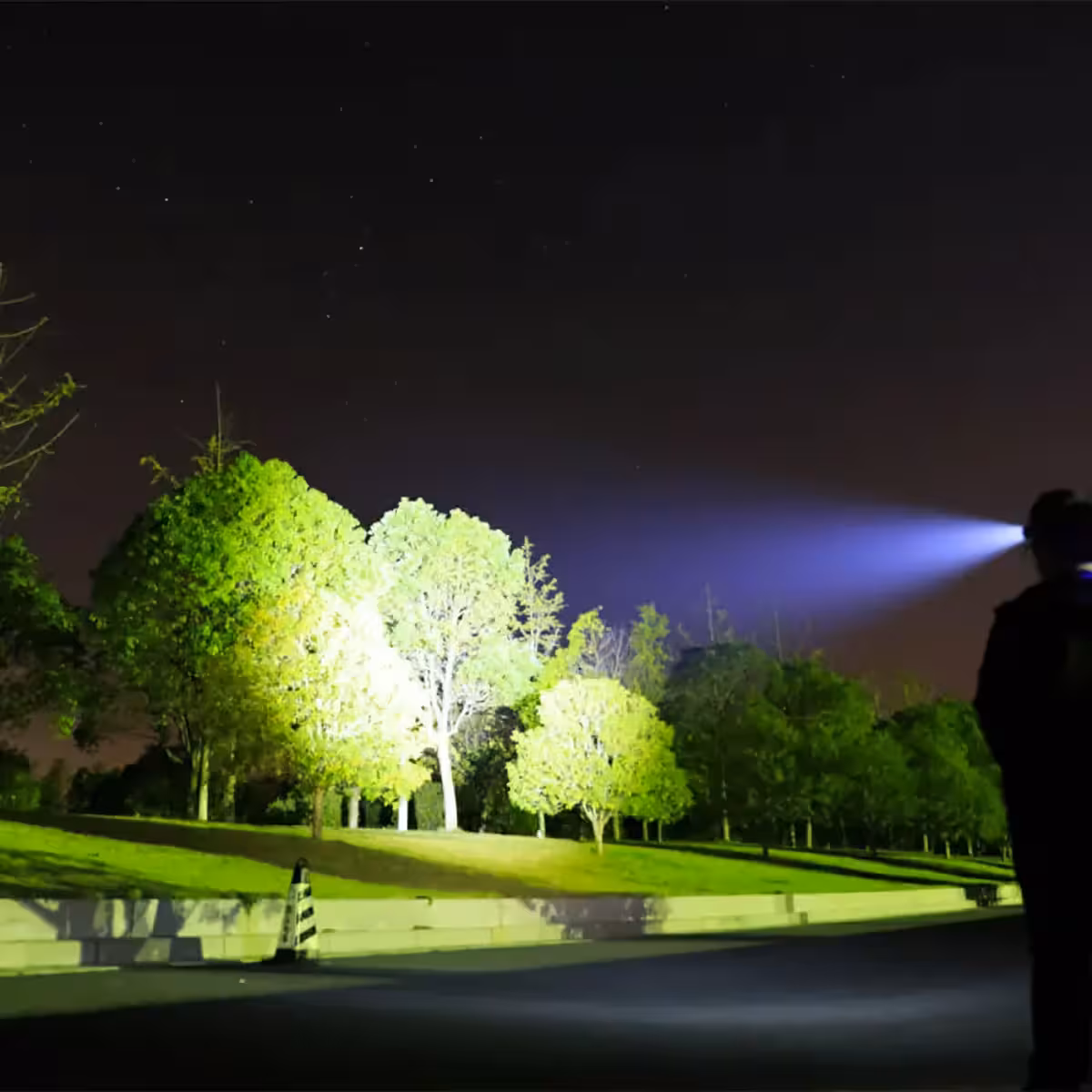 LED čelovka pro kempování, rybaření a turistiku