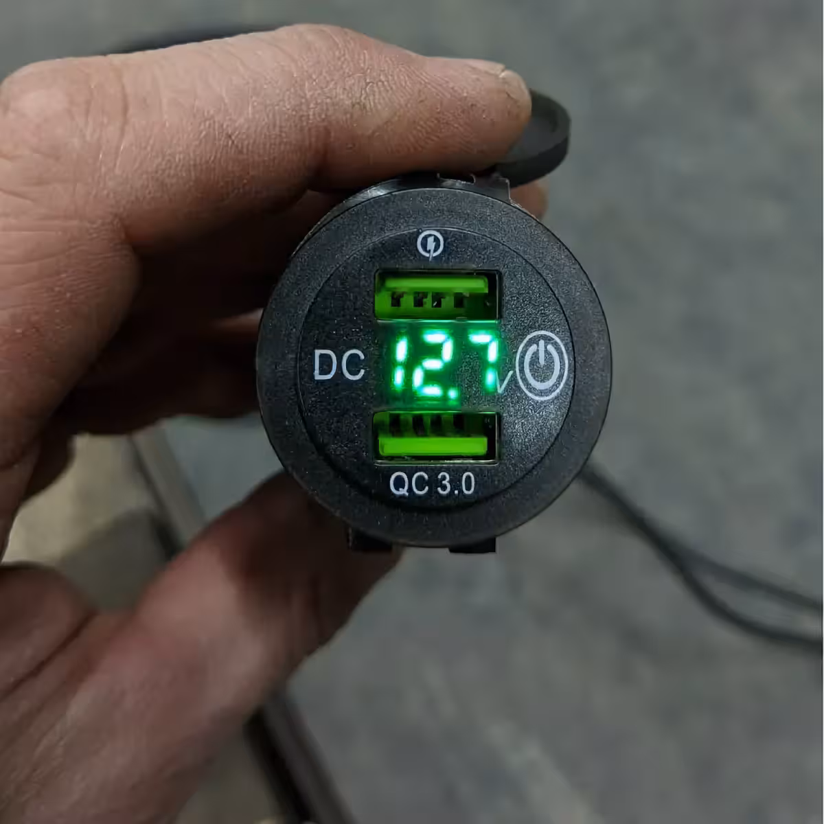 USB nabíječka se dvěma porty pro řidítka motocyklu a kola