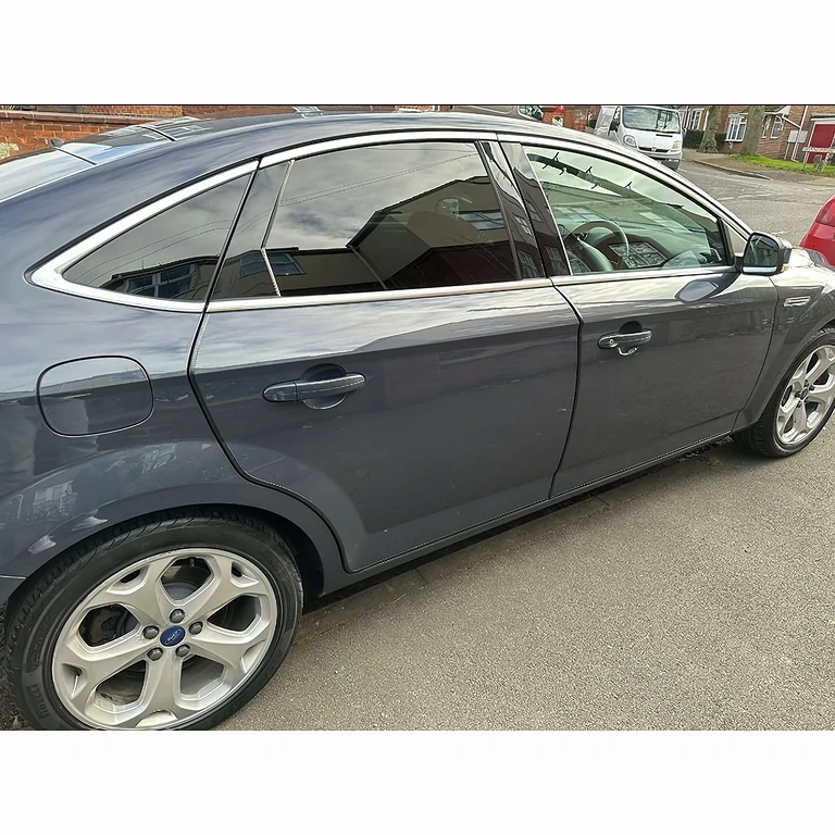 Gumový pás pro ochranu bočních dveří automobilu