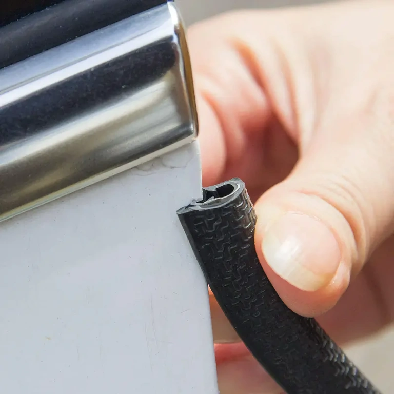 Flexibilní ochranný pás pro hrany dveří auta