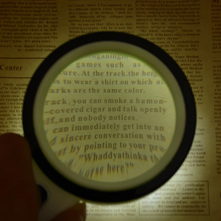 Lupa s integrovaným osvětlením Lupa s LED osvětlením a přesným zvětšením pro jemné detaily