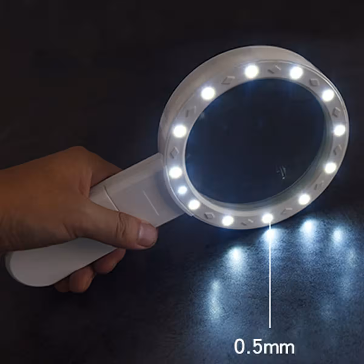 Lupa s UV osvětlením pro kontrolu dokumentů a bankovek