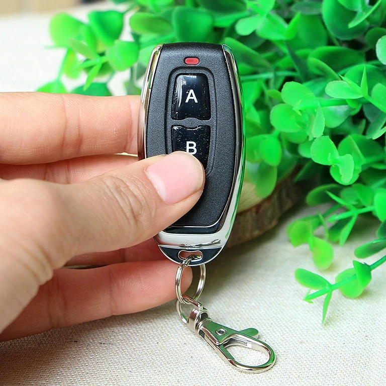 Kompaktní model s 2 tlačítky, pracuje na frekvenci 433 MHz, učící kód 1527