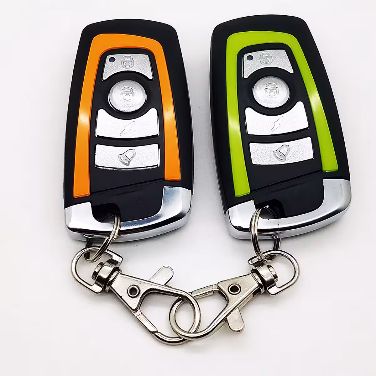 Dvojitá sada dálkových ovladačů pro ovládání systému proti krádeži