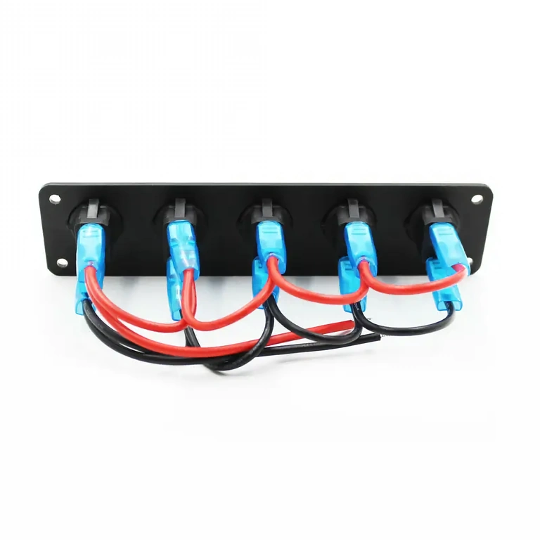 Elektrické konektory na zadní straně panelu