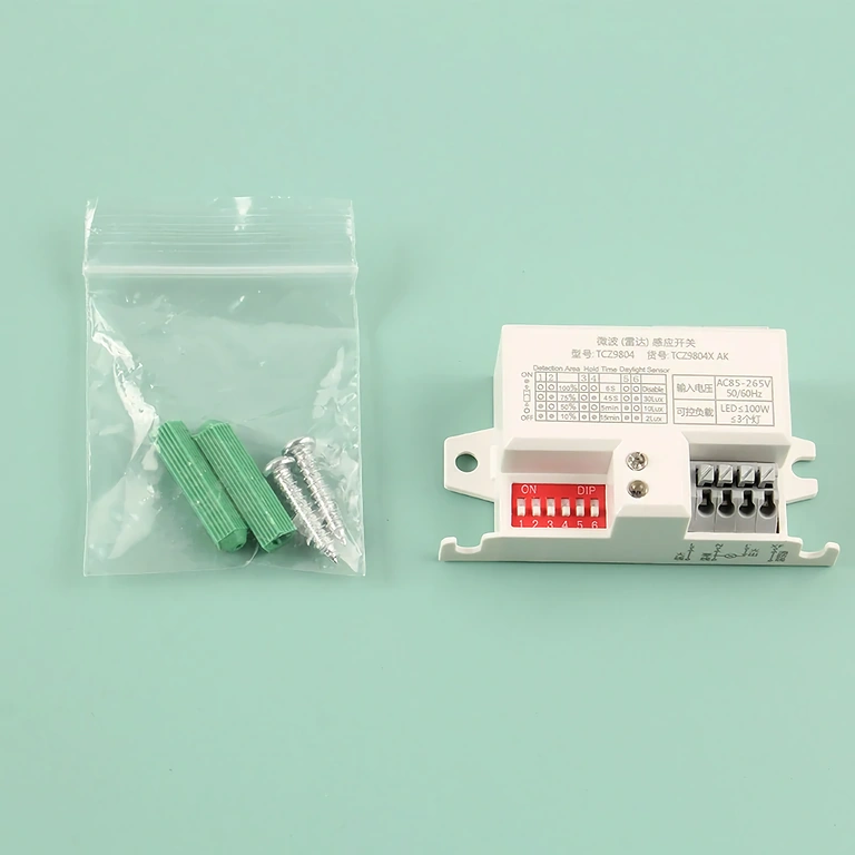 Montážní příslušenství zahrnuté pro mikrovlnný pohybový senzor