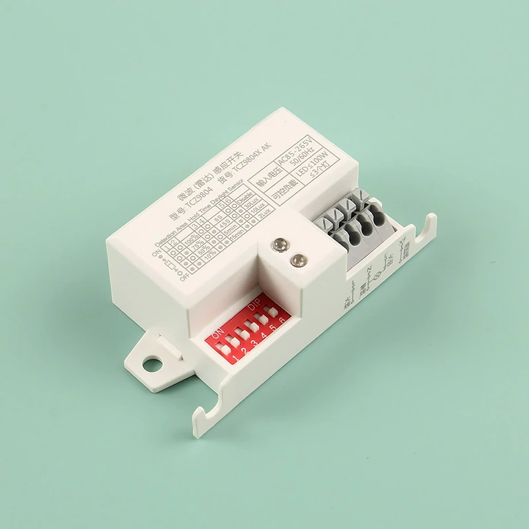 Boční pohled na mikrovlnný senzor přítomnosti