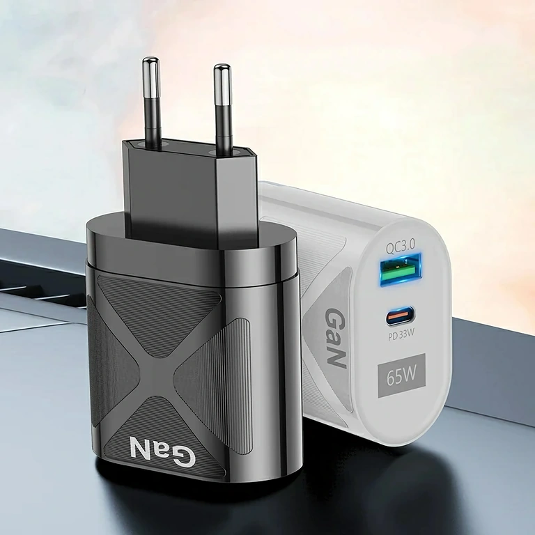 GaN nabíječka s Power Delivery a Quick Charge 3.0 – pohled zepředu