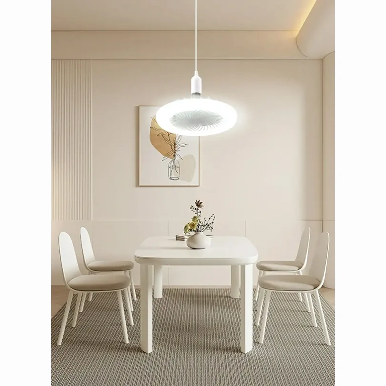 Moderní ventilátor s osvětlením pro obývací pokoj Stropní ventilátor s moderním designem, instalovaný v obývacím pokoji
